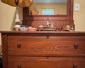 Beautiful Antique Oak Dresser w/ Mirror