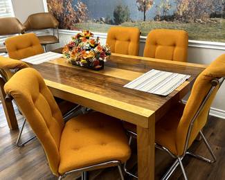 Beautiful MCM solid wood table with two leaves and six chairs