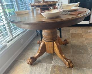 oak clawfoot table with 1 leaf