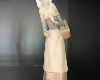 LLadro Woman with basket and umbrella