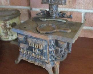 Queen Cast Iron Miniature Salesman Stove