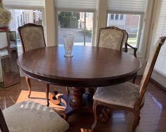 ROUND DINING TABLE