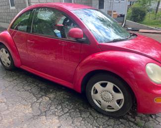 1998 Volkswagen beetle. Body and interior are in good Condition. Currently does not run and mileage is
unknown at this time however, we are working on that and hope to have those questions answered soon.