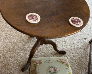 Antique Rond table (approx 28 in)