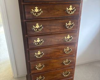Traditional Style Lingerie Chest