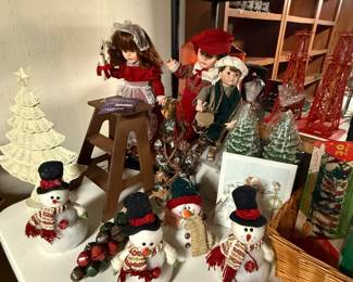 Lots of holiday home decor that will fit any style home. 