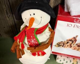 Some nice large decorative holiday items!