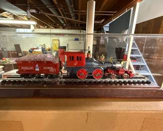 This locomotive and cold cart as a replica of the Disneyland train! Comes complete in the stunning showcase! It is also sitting on top of its original box