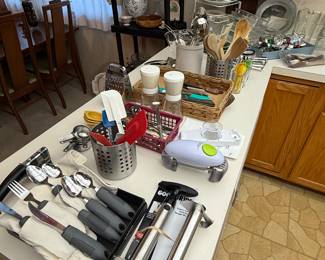 All the cutlery, flatware and handhelds are an excellent condition