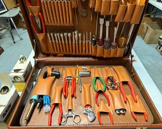 This we originally thought it was just a plain old briefcase in the office, but when we opened it, what a surprise! It’s a service kit for Lionel trains!