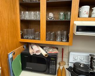 Excellent microwave and more small kitchen utensils
