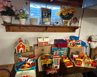 This table is filled with nothing but vintage Playschool set! The terrific thing is that they are almost 100% complete with all accessories! And yes, they tour an excellent condition