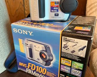 This is a VINTAGE Sony FD100 Mavica Digital Camera! This was one of the very first digital cameras. All hoots were put onto a 3 inch hard floppy disk!  MINT with the original box and all manuals.