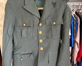 This is a vintage 1960s US Army men’s officers uniform!