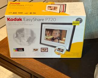 Kodak Easy Share Digital Photo Frame! Mint in the Original Box!