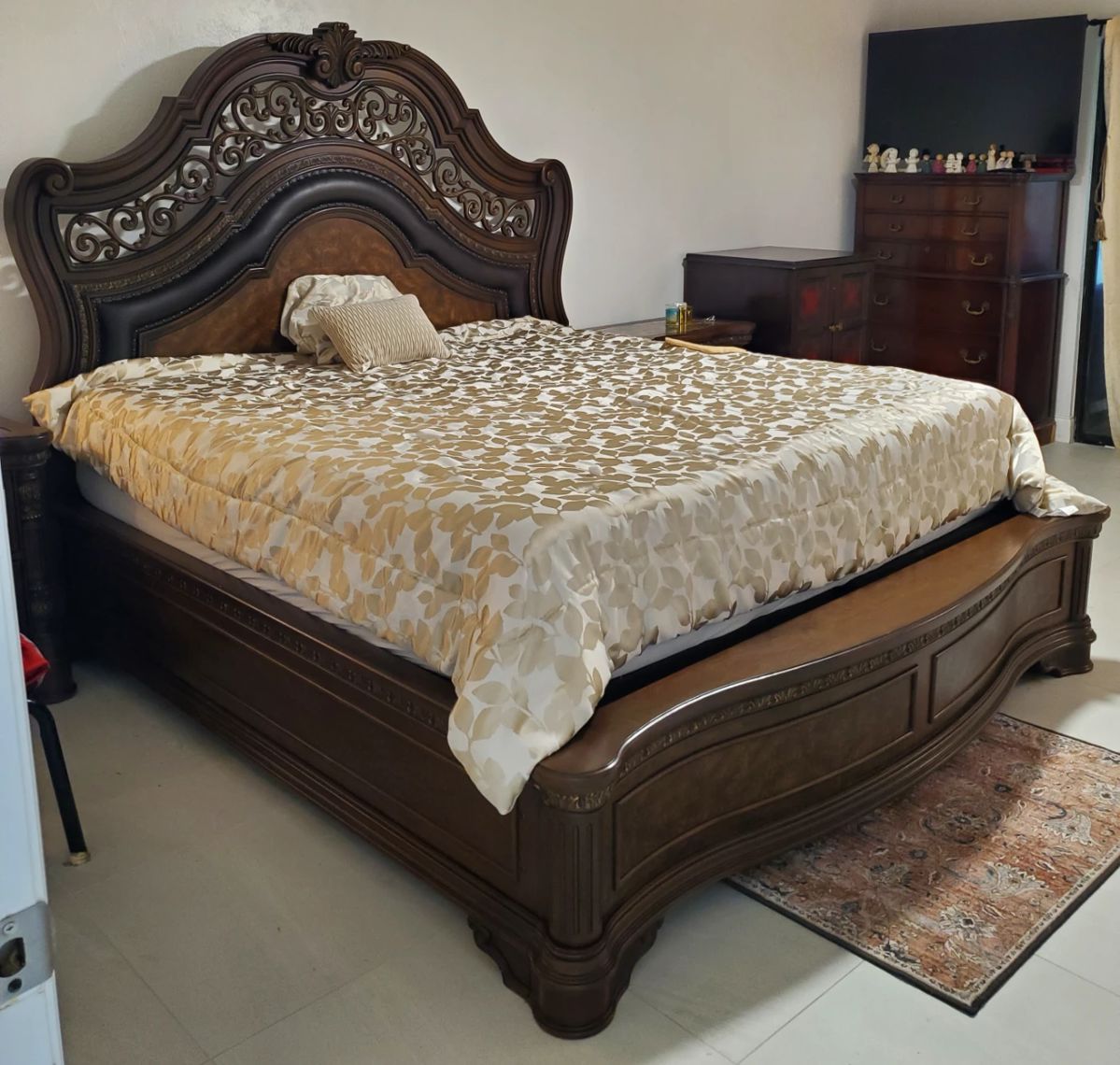 Like new only 1 month old has matching Nightstands