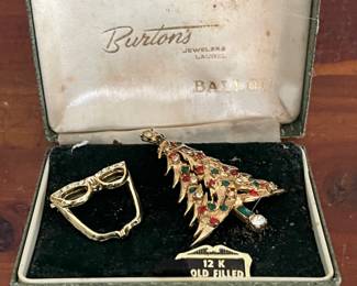 Vintage Costume Jewelry Pin Collection - Holiday & Themed Brooches, Christmas, Novelty, Classic, Mid-Century & Retro Styles, and Victorian-Inspired Brooches. Great for vintage collectors, costume jewelry lovers, or anyone wanting to add nostalgic flair to their wardrobe.