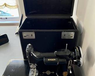 Singer 221 Featherweight, includes case and some attachments