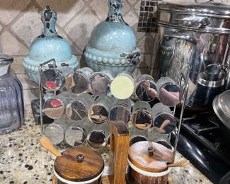 GREAT RETRO SPICE RACK HAS ALL THE BOTTLES JUST NEEDS A SILVER LID TO ALL MATCH