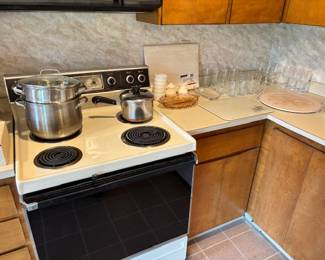Plenty of kitchen items!