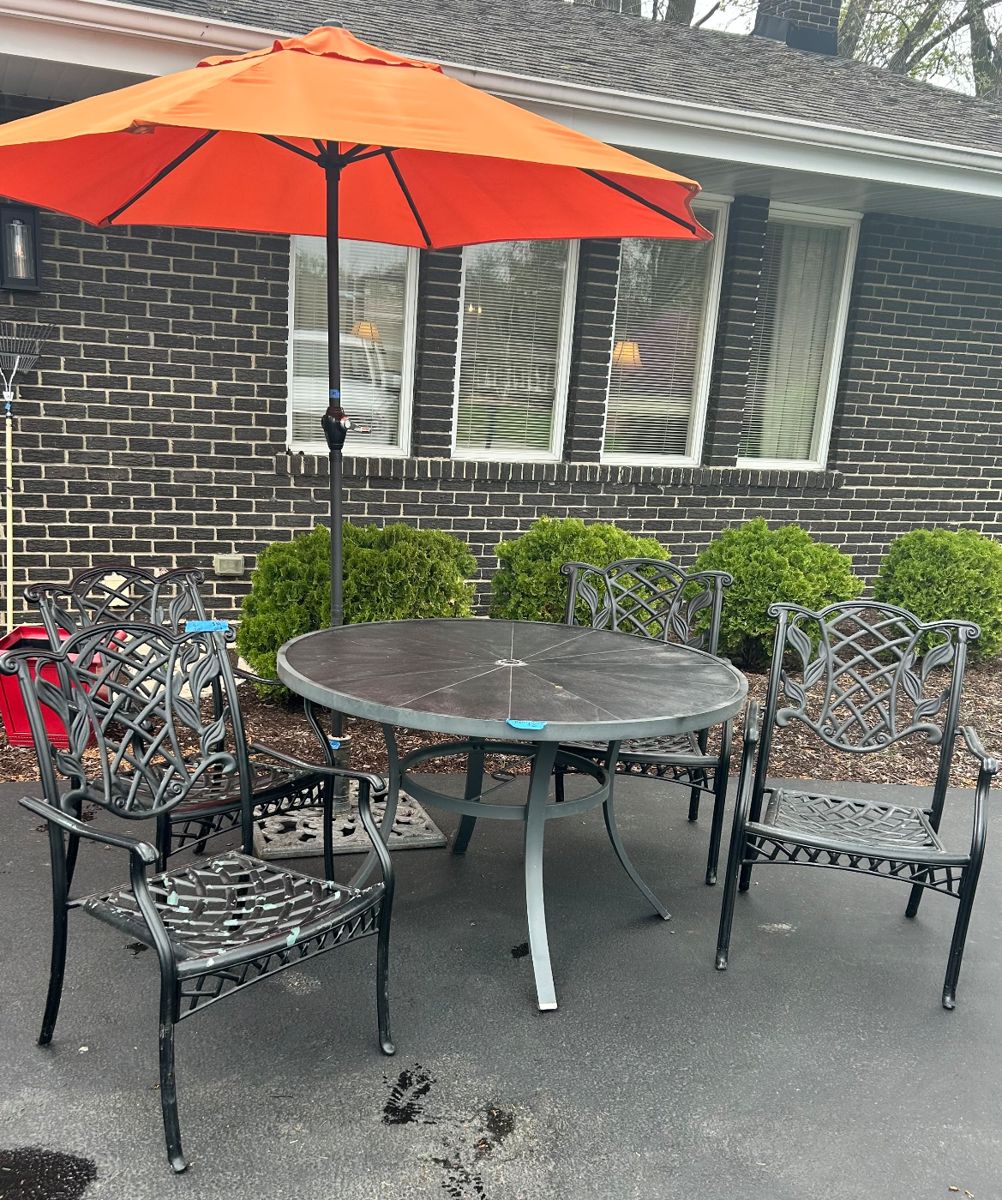 7 pc Patio set $400
48” Rnd Table w/ 4 Arm chairs, umbrella with stand
