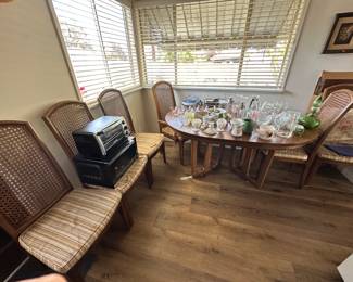 Six chair dinning set! There are two leaf extenders for the dining table
