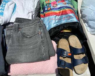 Levi jeans and more clothes!