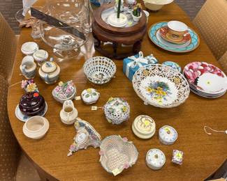 Meissen, Herrend, Belleek, Hermes, Tiffany & CO, Phoenix glass, ...Sitting of Edward Wormley For Dunbar Dining Room Table with 6 Chairs