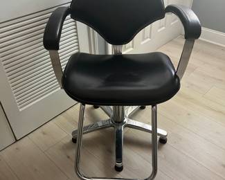 Salon chair
One salon drying chair