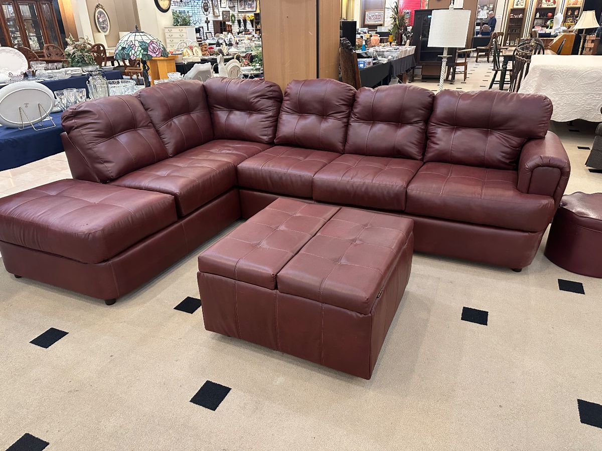 Excellent condition! The set includes a storage ottoman sitting in front.