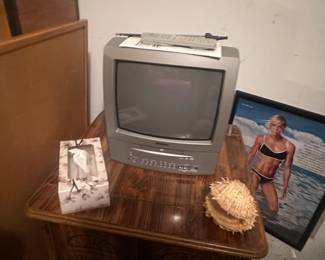 Retro Gaming TV - Toshiba MD13Q42, 13-inch TV with DVD Player