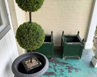 Outdoor accents and decor