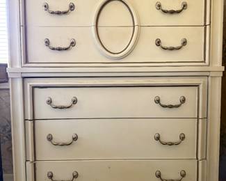 Frenchy chest of drawers