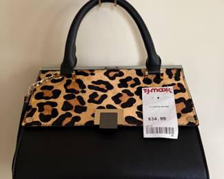 Many purses!