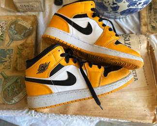 Nike air Jordan’s Retro 1 Taxis youth size 5