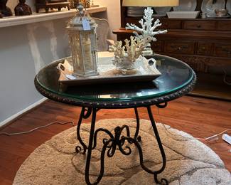 ROUND TABLE WITH GLASS TOP AND METAL BASE
