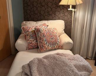 CHAISE LOUNGE