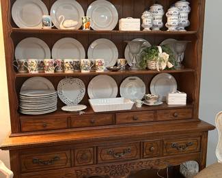 BEAUTIFUL DISPLAY HUTCH