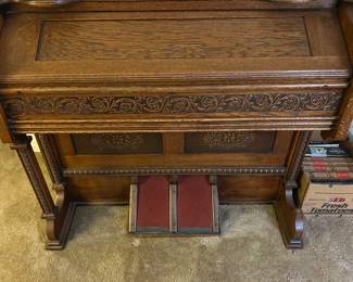 Antique Early 1900’s W.W. Putnam & Co.
Pump Organ & Stool