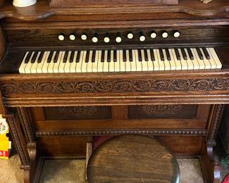 Antique Early 1900’s W.W. Putnam & Co.
Pump Organ & Stool