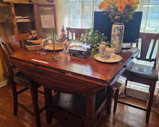 Dining room table & chairs with 2 leaves