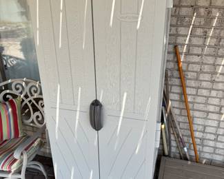 Rubbermaid storage container