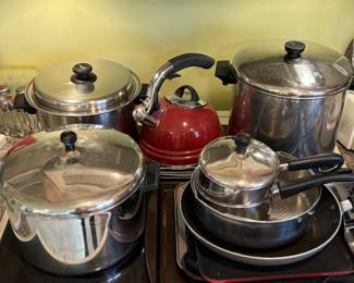 Pots / pans / tea kettle
