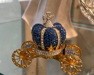 Jeweled carriage trinket box