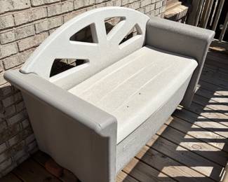 Rubbermaid bench