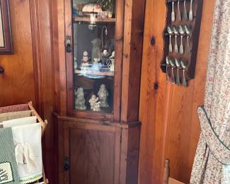Corner cabinet