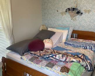 Bed, pillows, quilt
