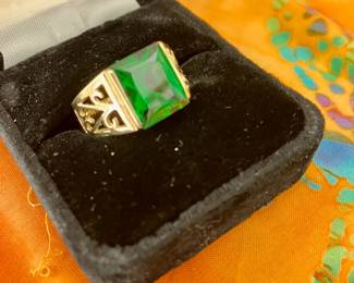 14kt gold green stone ring