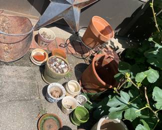 Pots, metal star decor