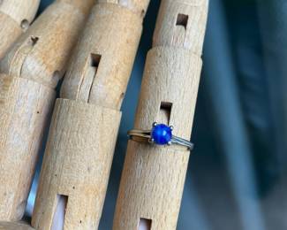 10kt white gold with sapphire